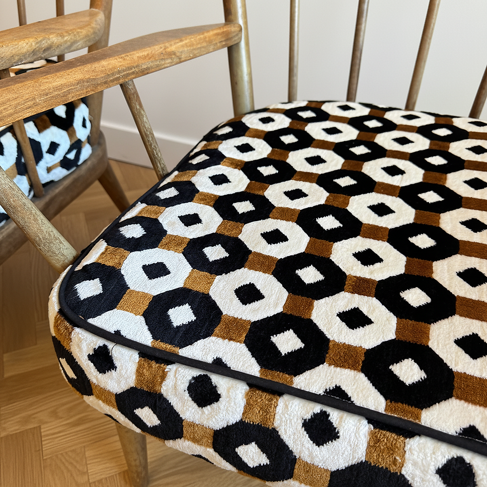 Miniature : Paire de Fauteuils Baumann en bois avec tissus à motif blanc et noir - détail des pieds