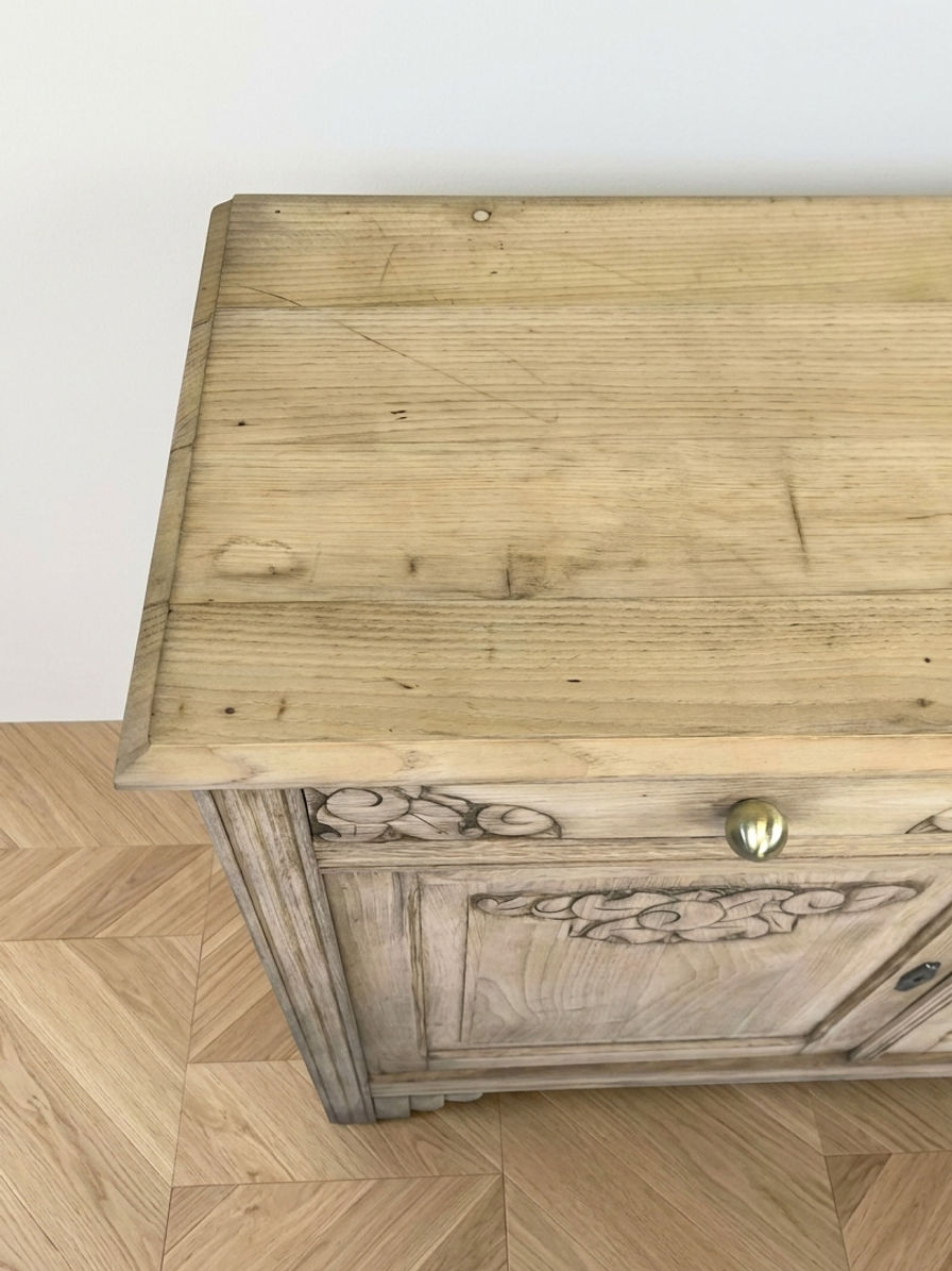 Thumbnail: Buffet parisien vintage art déco en bois massif vue détail du haut