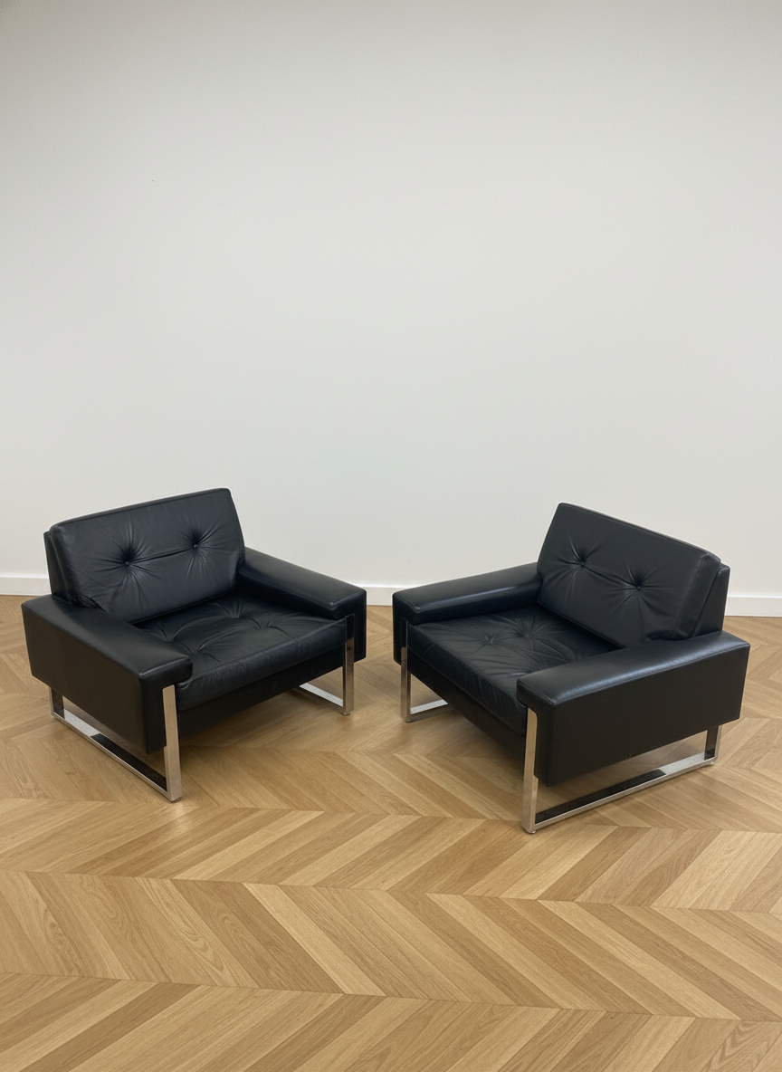 Thumbnail: Paire de fauteuils cuir noir et pieds métal chromé