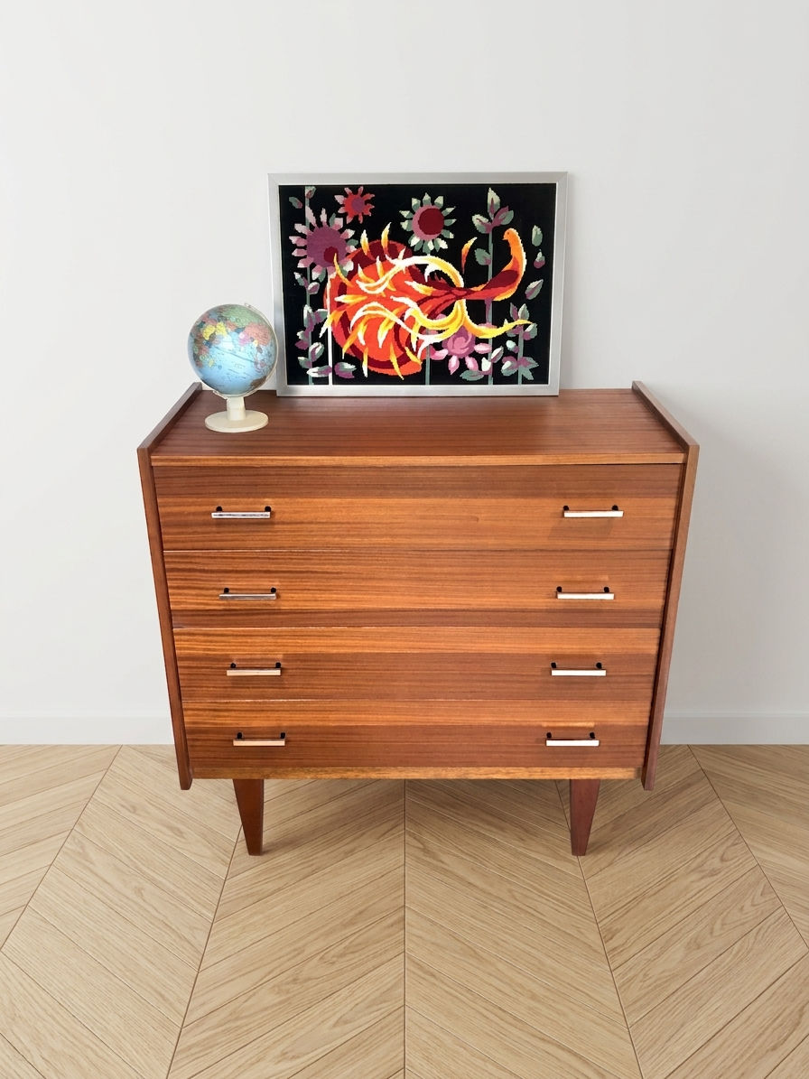 Thumbnail: Commode en bois pieds fuseaux
