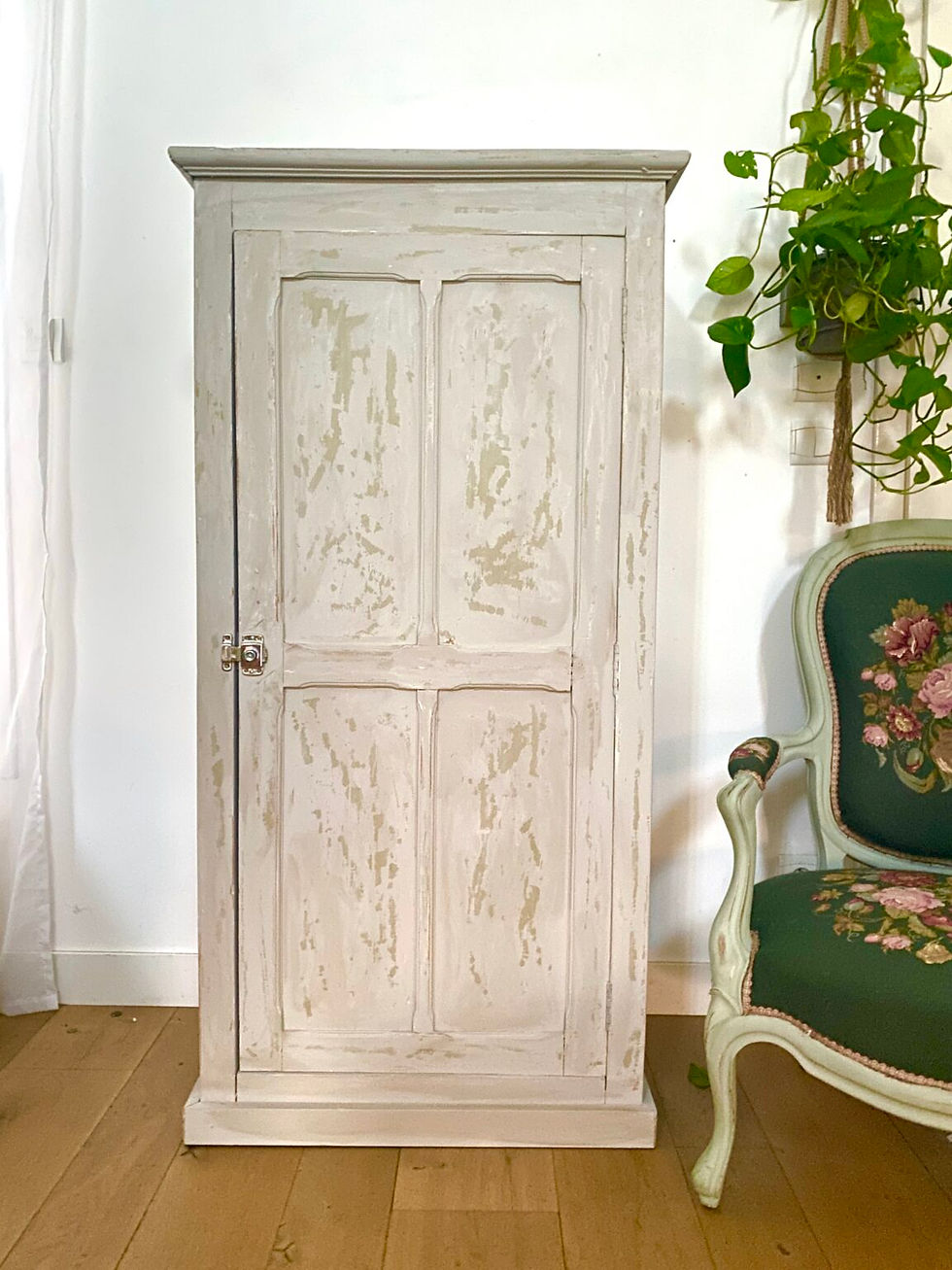 Armoire blanche ancienne patinée