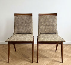 Paire de chaises en teck et simili des années 50