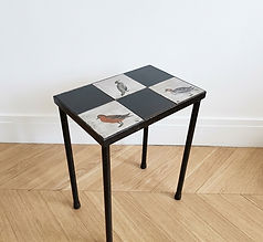 Table d'appoint carrelée motifs oiseaux et métal – années 50