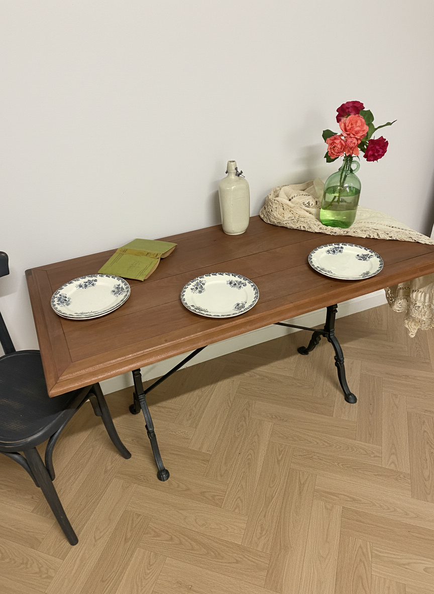 Miniature : Table bistrot ancienne de style brocante avec pieds en fonte et plateau en bois massif vue du dessus