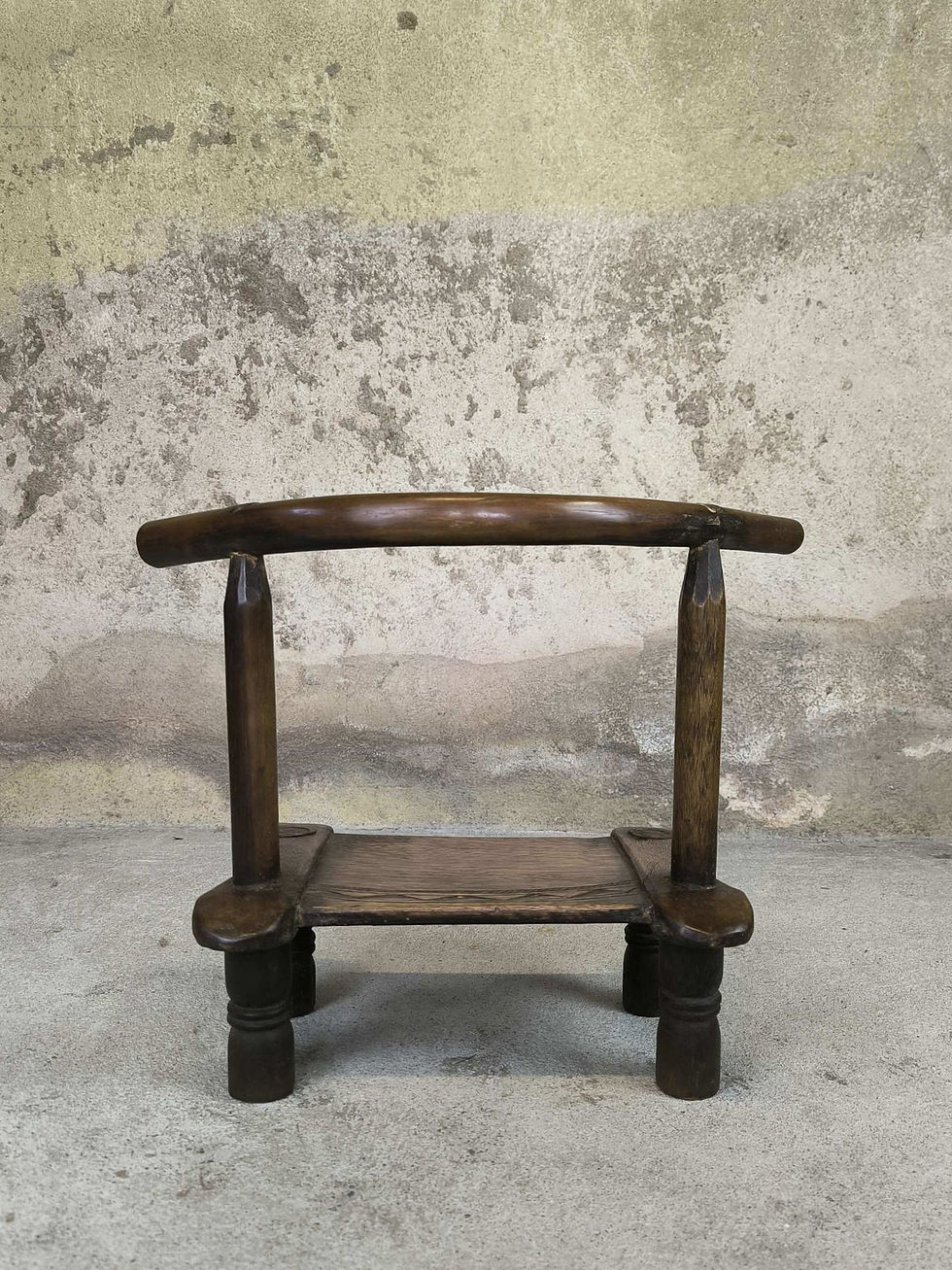 Miniature : Petite chaise ancienne baoulé en bois foncé