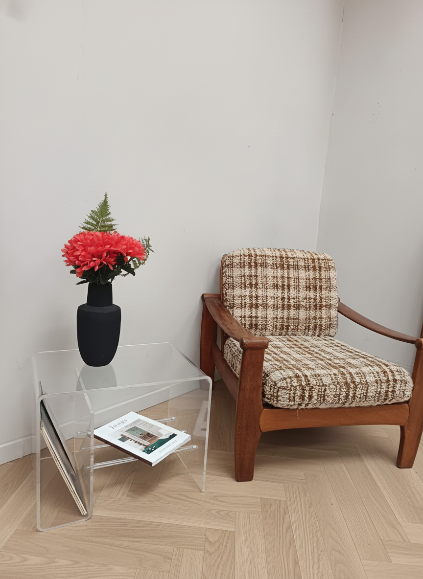 Petite table basse en plexiglass transparent