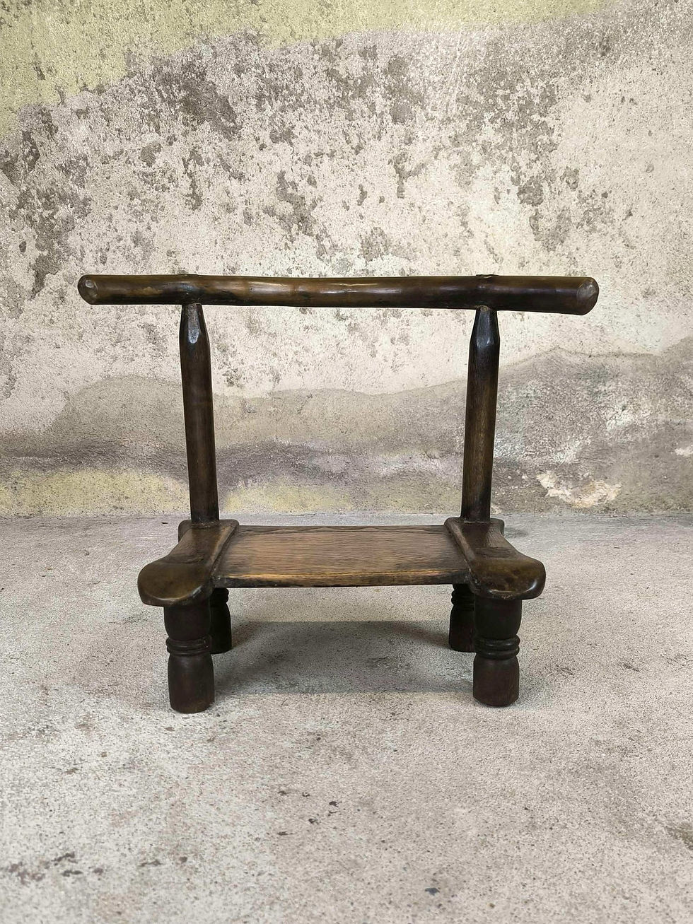 Thumbnail: Petite chaise ancienne baoulé en bois foncé