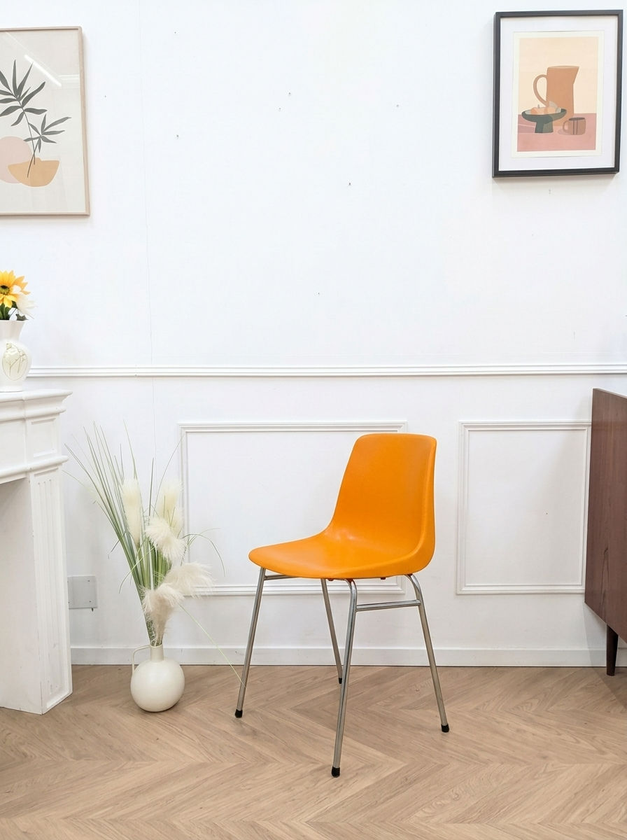 Chaise vintage en métal et plastique jaune orangé– années 70/80