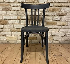 Chaise bistrot chinée, repeinte en noir