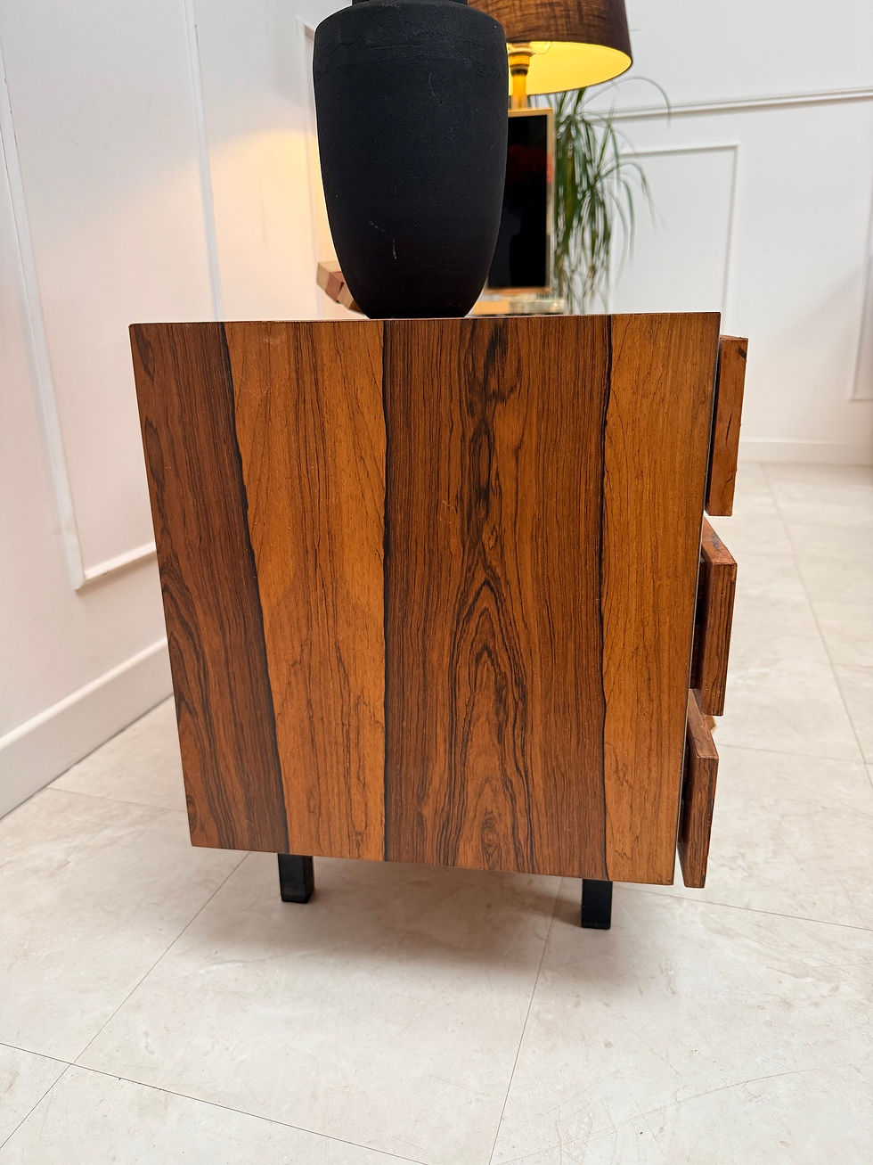 Thumbnail: Enfilade basse moderniste en bois