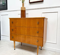 Commode française années 50, placage chêne doré, pieds fuseaux, poignées dorées