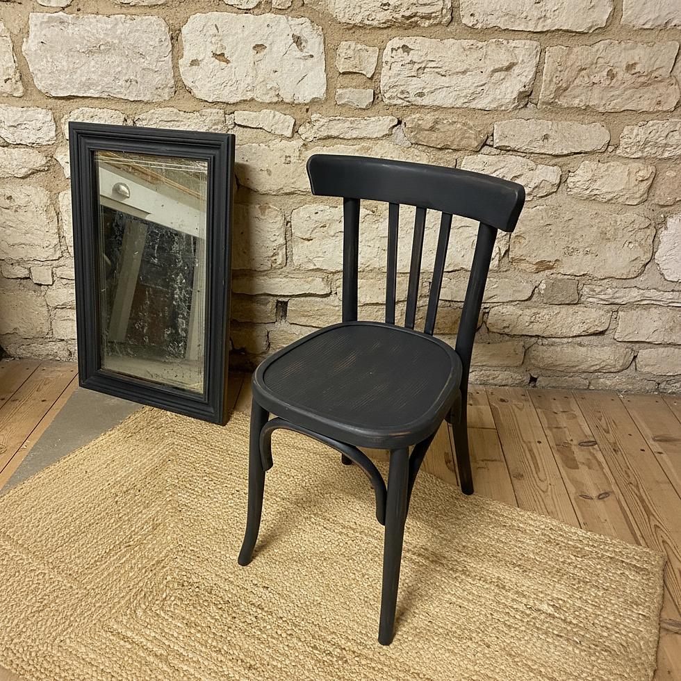Thumbnail: Ancienne chaise bistrot noire