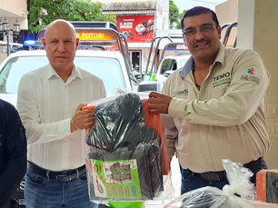 Alcalde de Aquismón entrega uniformes a la Policía Municipal