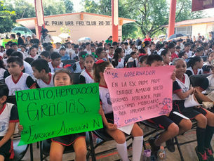 Ricardo Gallardo entrega útiles escolares, mochilas y zapatos a estudiantes de Ciudad Valles