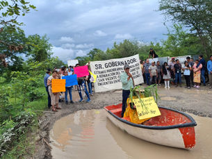 Por iniciar la construcción de carretera San Vicente–El Higo