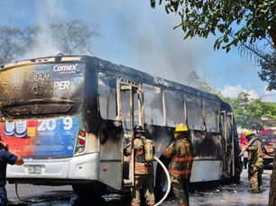 En oportuna atención, autoridades sofocan incendio de unidad de transporte urbano en boulevard México–Laredo