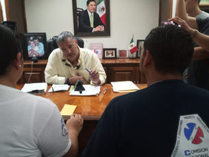 Entrega David Medina donativo a cuerpo de emergencias