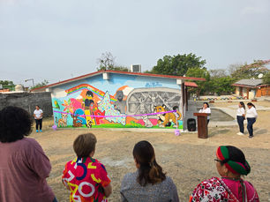 Niños plasman sus raíces en un mural tras un año de aprendizaje
