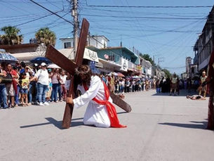 Buscan renovar vestuarios del Viacrucis viviente de catedral en Ciudad Valles