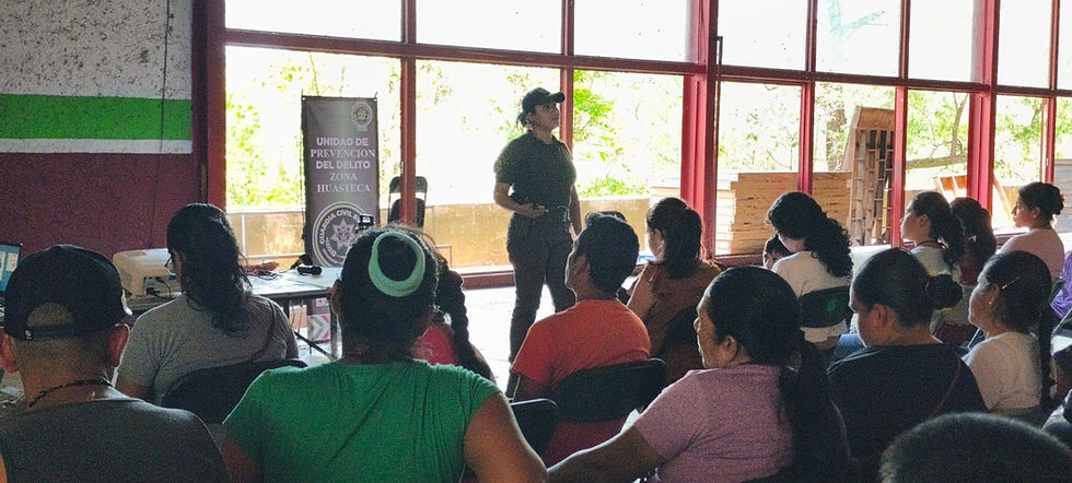 GCE imparte plática preventiva a padres de familia en Xilitla