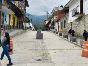 Avanza rehabilitación integral de la calle Corregidora en Xilitla