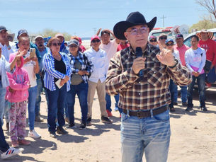 Galindo lleva beneficios al campo en Bocas y ayuda social a sus habitantes
