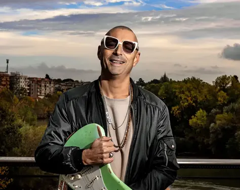 Alex Britti in concerto a Sirolo: «Amo la riviera del Conero e la sua cucina»