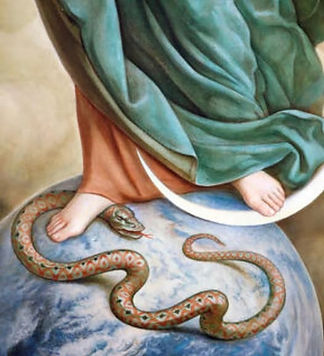 Imagem de representação religiosa mostrando uma figura feminina pisando em uma serpente sobre a Terra, simbolizando a vitória sobre o mal.