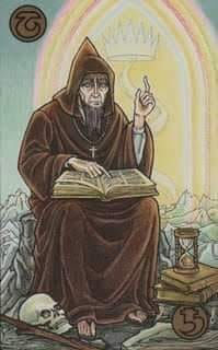 Ilustração de um sábio ancião de manto marrom, segurando um livro aberto, com símbolos esotéricos, caveira e ampulheta ao redor.