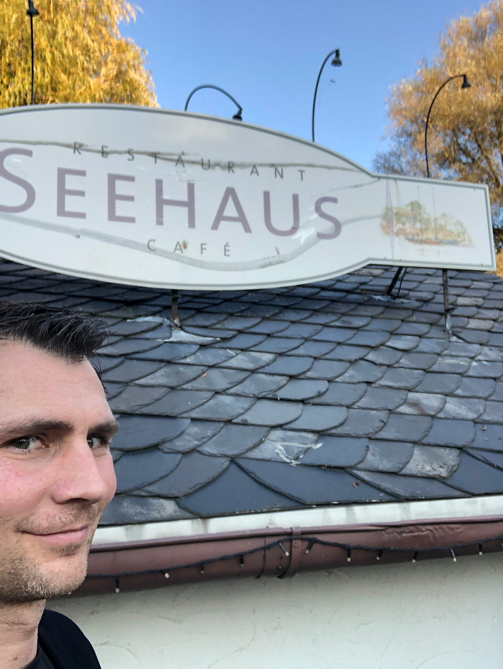 Das Restaurant CafeSeehaus in Riederau am Ammersee bietet nicht nur erlesene Speisen in exklusivem Ambiente, sondern auch magische Unterhaltung: Zauberkünstler Louis von Eckstein verzaubert hier regelmäßig die Gäste mit seinen faszinierenden Auftritten. Erleben Sie kulinarischen Genuss und verblüffende Magie in perfekter Harmonie für Hochzeiten, Geburtstage und Firmenfeiern.
