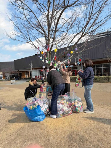 (筆者撮影:NPO法人まちづくりスポット大津による、ブランチ大津京内で展開中のヤーンボミング)