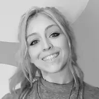 Portrait von Franziska Herrmann in Schwarz Weiß