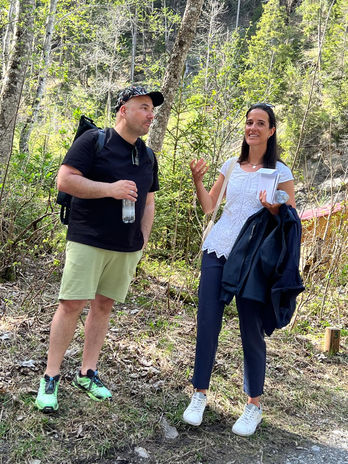 Links Dominic Eichenberger im Dialog mit Selina Merz vom Tourismus.