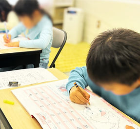 ECCジュニア寝屋川公園駅前教室で小学生が英語学習に取り組んでいる様子