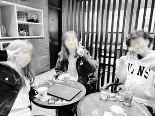 卒業生3人との食事の様子（寝屋川市の英語教室）