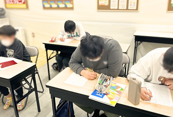 寝屋川市の英語教室、ECCジュニア寝屋川公園駅前教室で中学生が問題に取り組んでいる様子