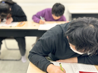 寝屋川市の英語教室で中学生が黙々と文法ドリルに取り組む様子