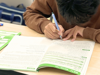 中学生 英語 長文読解 学習風景 問題演習