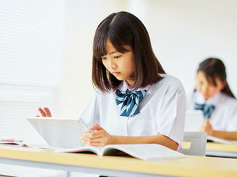 中学生が英語学習をしている様子