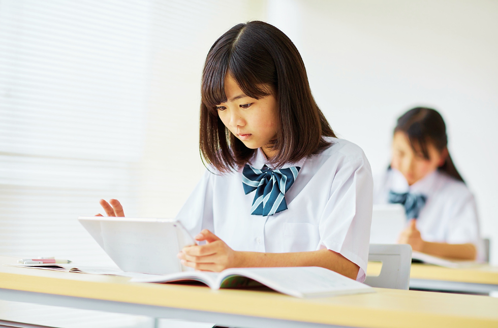 中学生が英語学習をしている様子