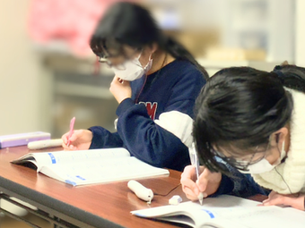 英語ドリルに集中して取り組む生徒の学習の様子