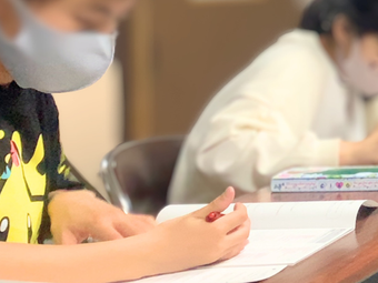 英語の授業で英文を書く練習をしている学習風景