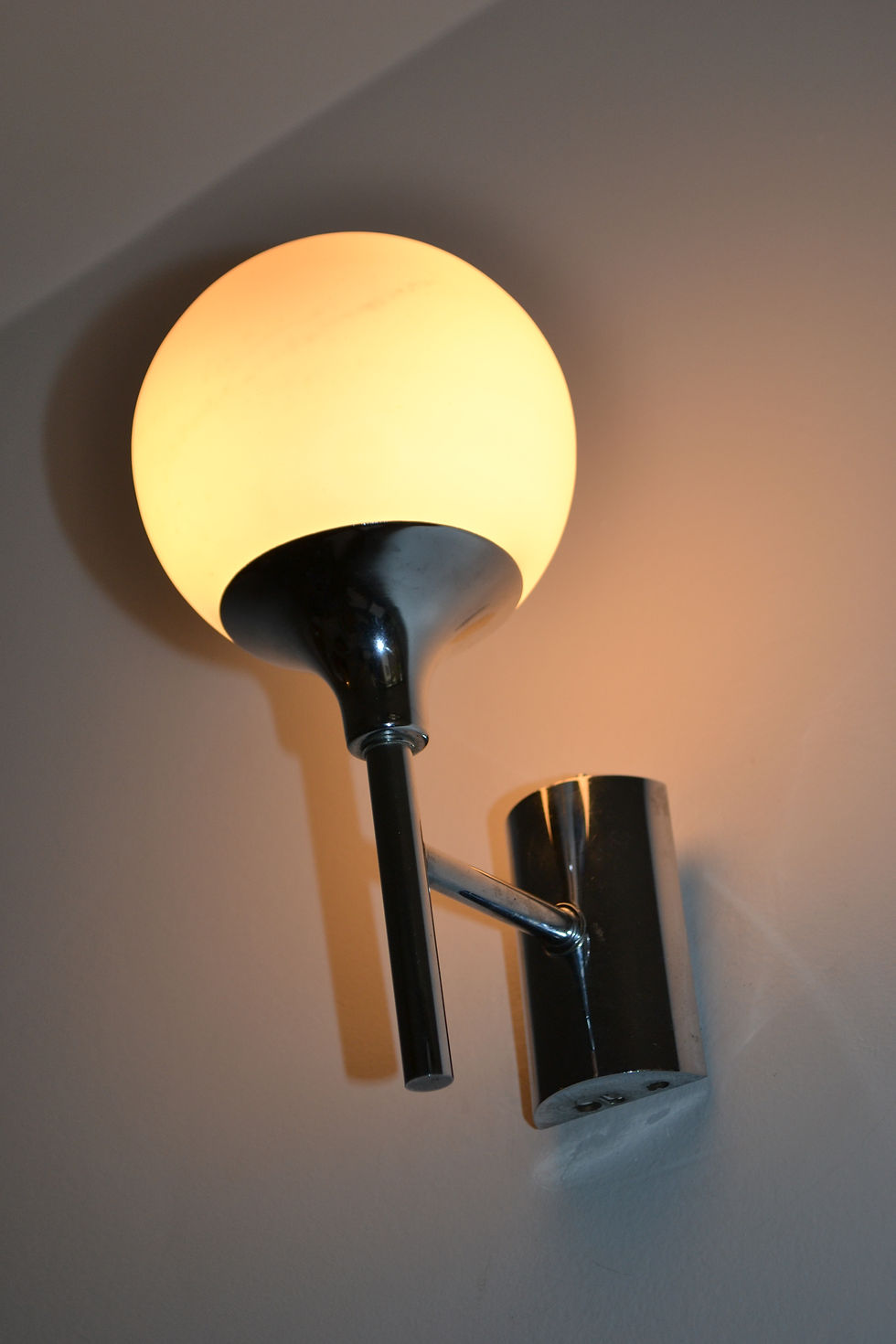 Thumbnail: VENDU/Applique Gaetano Sciolari années 70 opaline blanche chrome