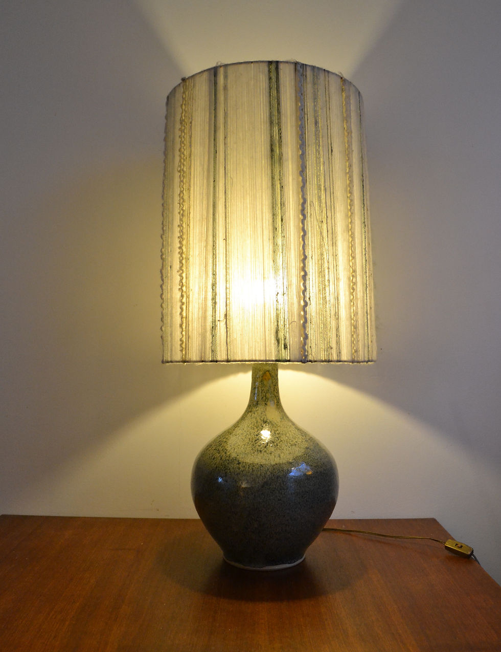VENDU/Grande lampe en grès émaillé abat jour laine 70s