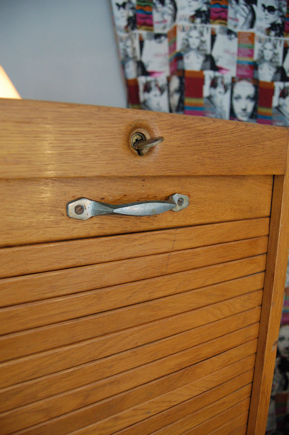 Thumbnail: VENDU/Meuble à rideau vintage classeur double 60s chêne blond