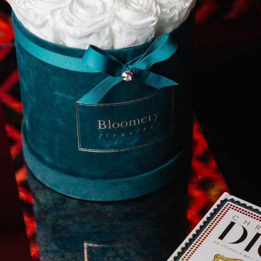 Thumbnail: Glamor Velvet Flowerbox PURE WHITE in LARGE