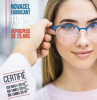 Une femme porte des lunettes avec des verres Novacel de fabrication française qui sont fabriqués en circuit court