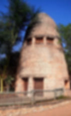 The building on the right-hand side of the entrance and its twin on the left-hand side commemorate the Zimbabwe Ruins