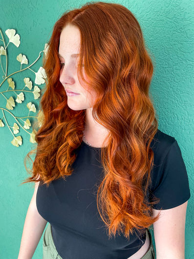 Couleur cuivrée - Une cliente coiffée par Eva au Salon de Coiffure Eva Coiffure, au Landeron, Neuchâtel, Suisse.