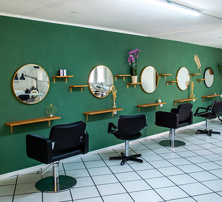 Vue de l'intérieur du salon de coiffure Eva Coiffure au Landeron (Neuchâtel, Suisse)